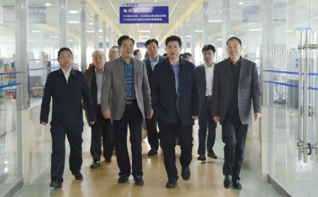 江蘇省安徽商會(huì)會(huì)長(zhǎng)、蘇寧環(huán)球集團(tuán)董事長(zhǎng)張桂平 江蘇省安徽商會(huì)會(huì)長(zhǎng)、蘇寧環(huán)球集團(tuán)董事長(zhǎng)張桂平